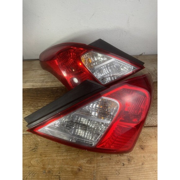 OEM Driver Halogen VERSA 12-19 NISSAN Outer Tail Lights 265553AN0A Left & Right - Picture 1 of 16